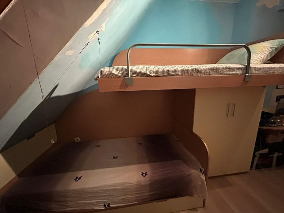 Подарява се комплект две единични легла с гардероб .