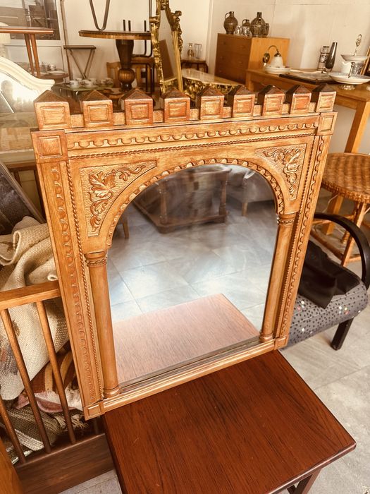 Декоративно стеннo огледало с масивна дървена рамка