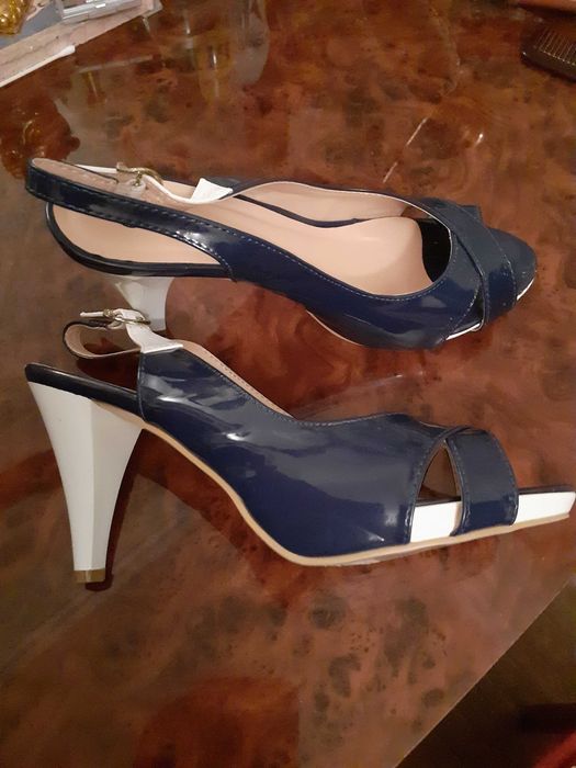 Басоножки синие,каблук белый(новые)