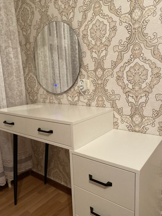 Столик с зеркалом