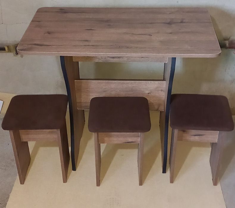 Стол кухонный и 4 табуретки.