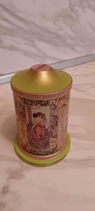 Музикална метална кутия.