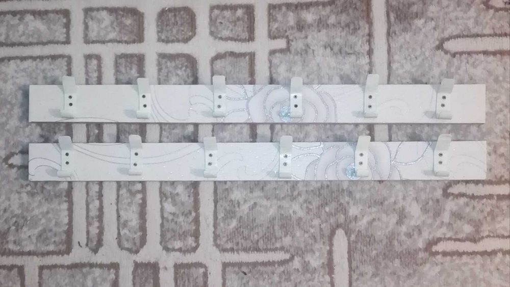 продается вешалка настенная