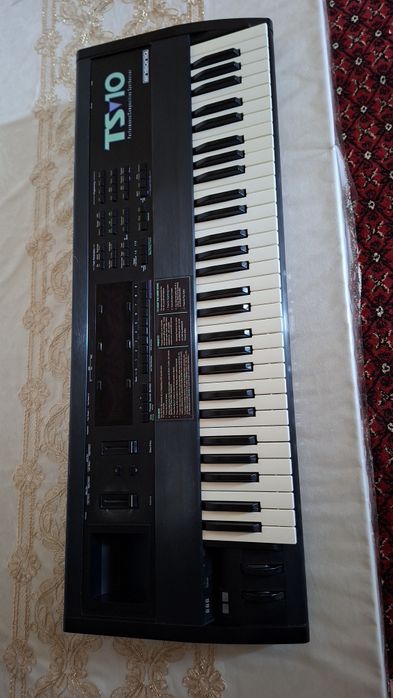 Ensoniq ts10 sotiladi.