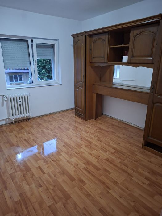 Apartament cu 4 camere decomandat