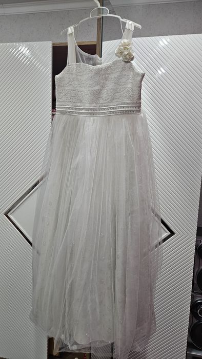 Продам платье на девочку 10000