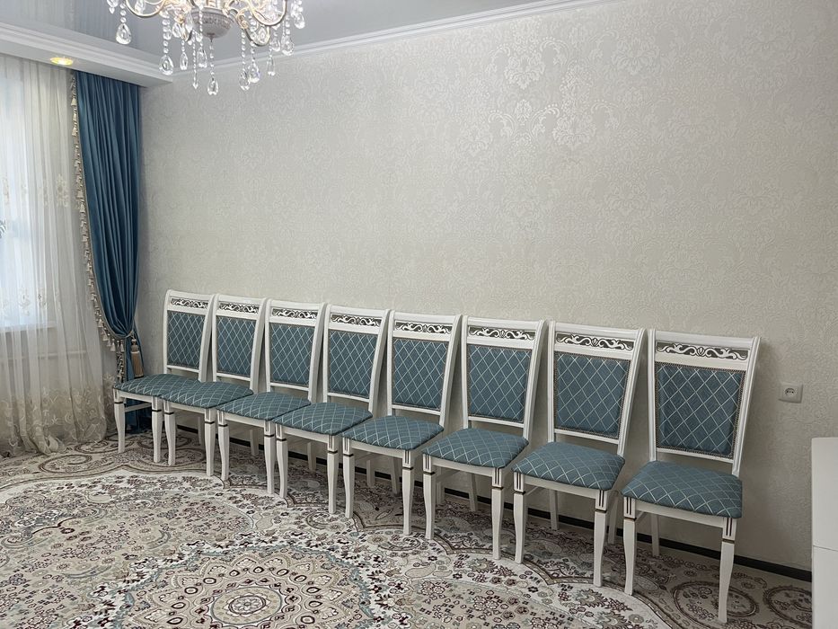 Продается обеденный  стол со стульями.