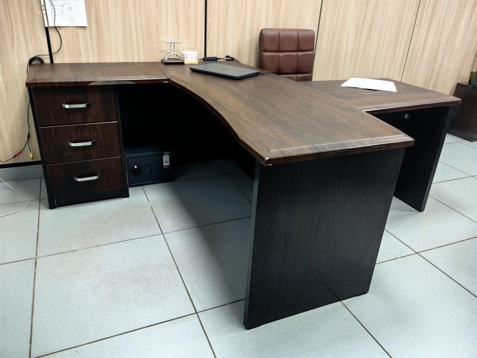 Стол руководителя с приставкой