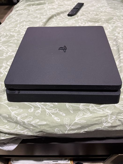 PS4 в добро състояние със два джойстика и подарък игри