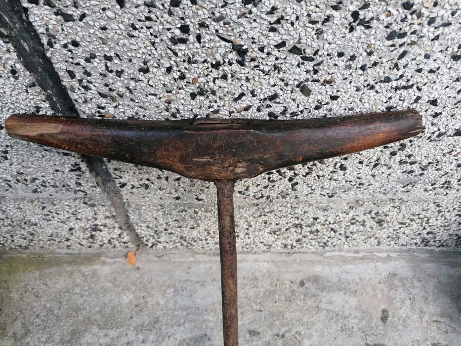 Продавам стара антикварна бургия с дървена дръжка и желязно рамо