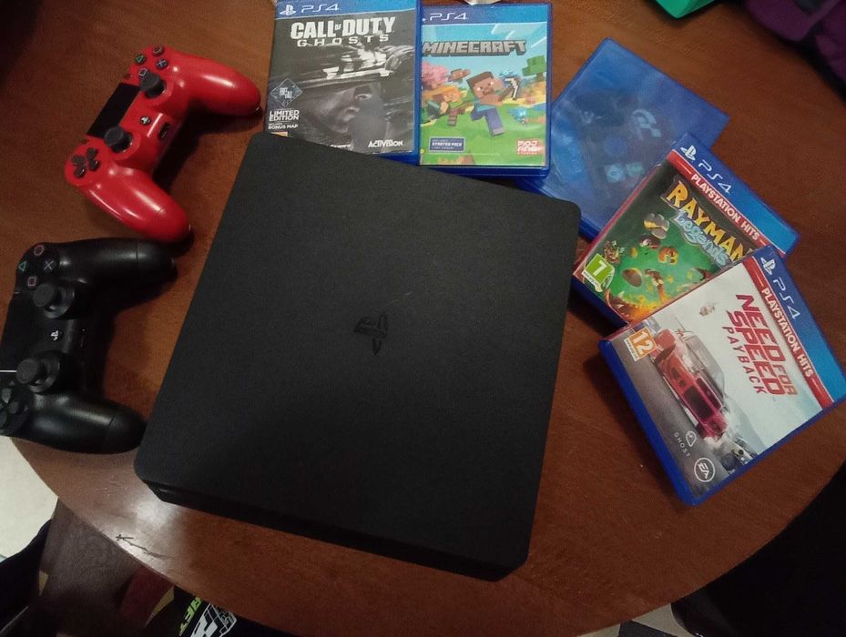 Плейстейшън 4 в добро състояние.С два джойстика.И игри безплатно.