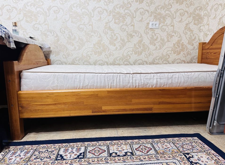Кровать с матрасом