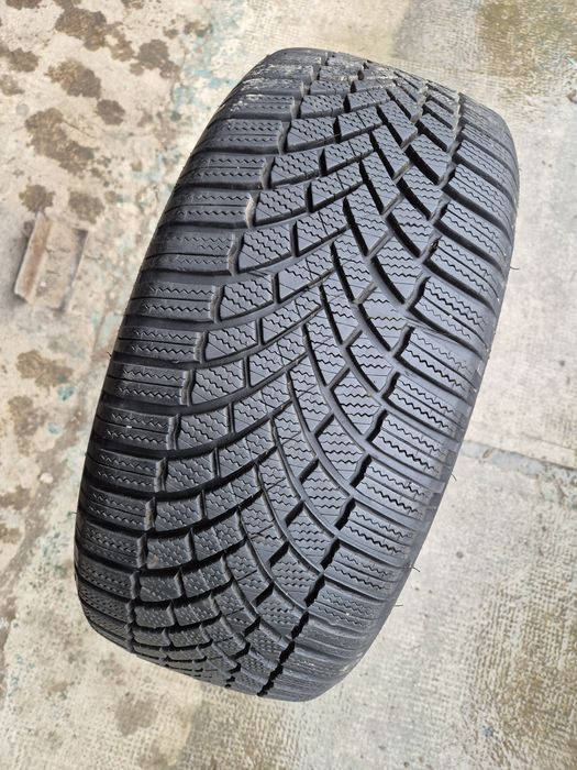 O bucată 225/45 R17 M+S iarnă - una Bridgestone Semperit