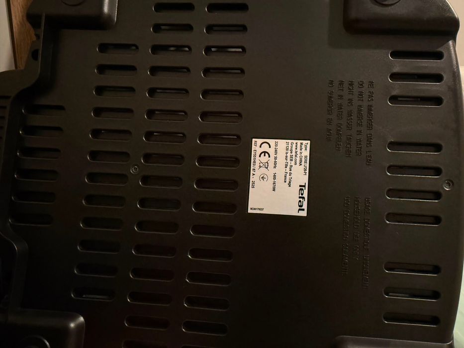 Tefal Easy Fry Silence model cu referința EY551HEO, care funcționează la o putere de 1400-1670W