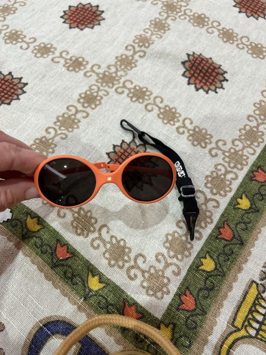 Продавам слънчеви очила за малка госпожица