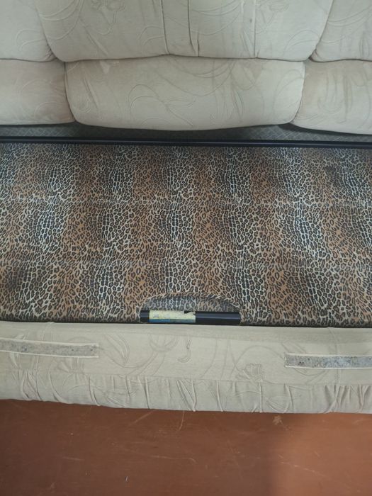 Продам диван с двумя крёслами.