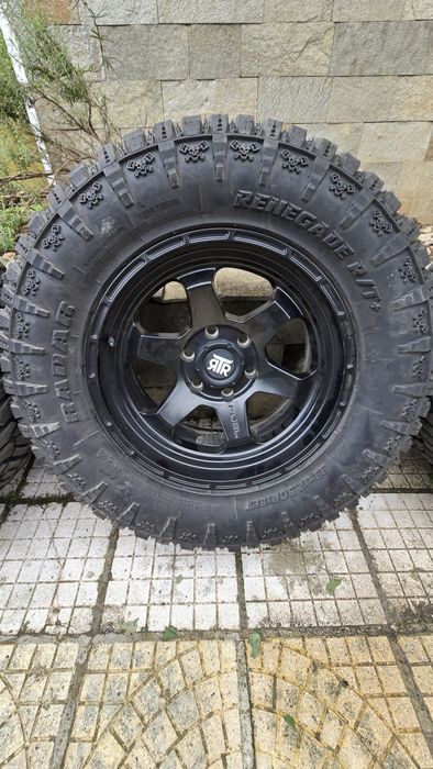 Продава 4 броя Off Road гуми с джанти