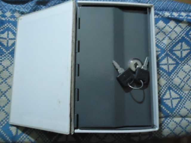 Небольшой сейф под книжку