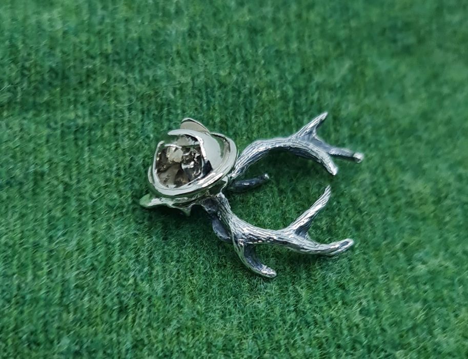 Podoabă de vânătoare din argint masiv cu cerb și dinte de cerb