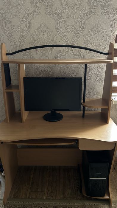 Компьютер и компьютерный стол