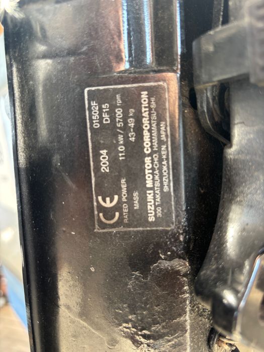 Barca de pescuit cu motor