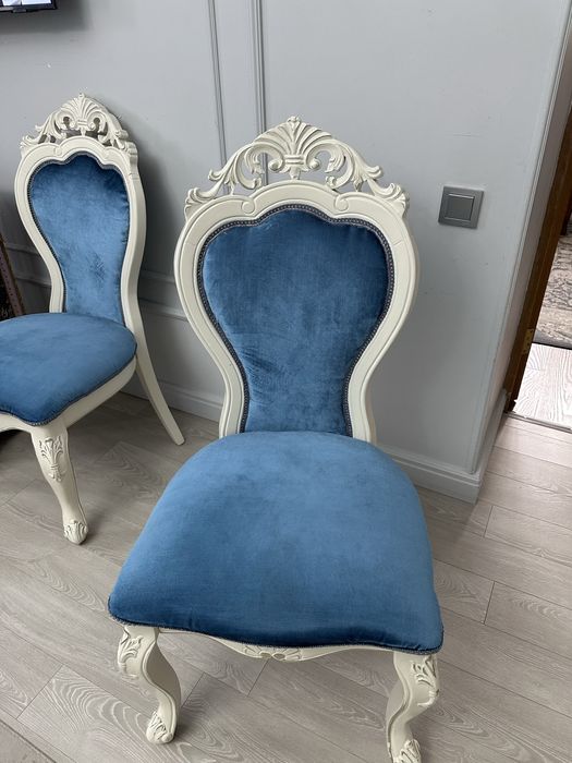 Стулья с декоротивными коронами