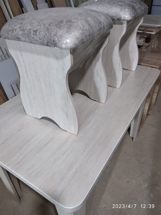 Стол со стульями для кухни