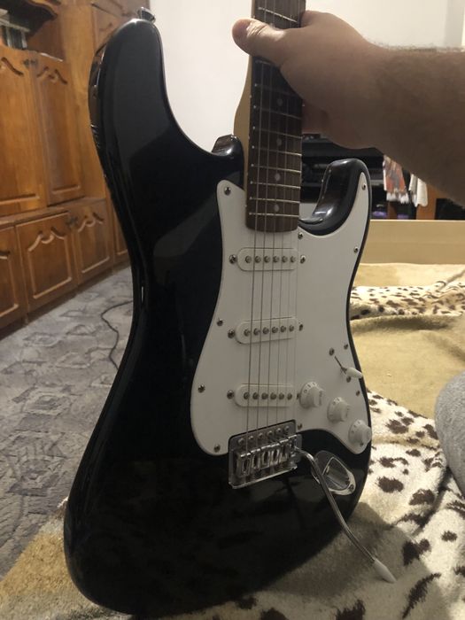 Vând chitara Fender Squaier Strat CA ȘI NOU.