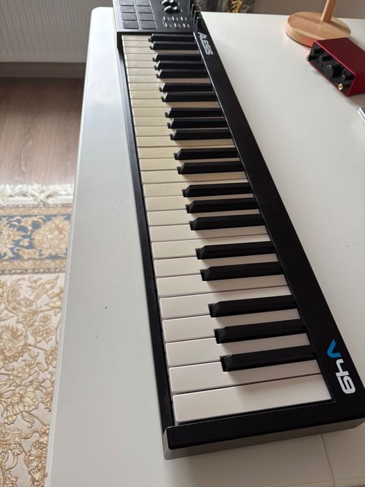 Alesis V49 миди клавиатура