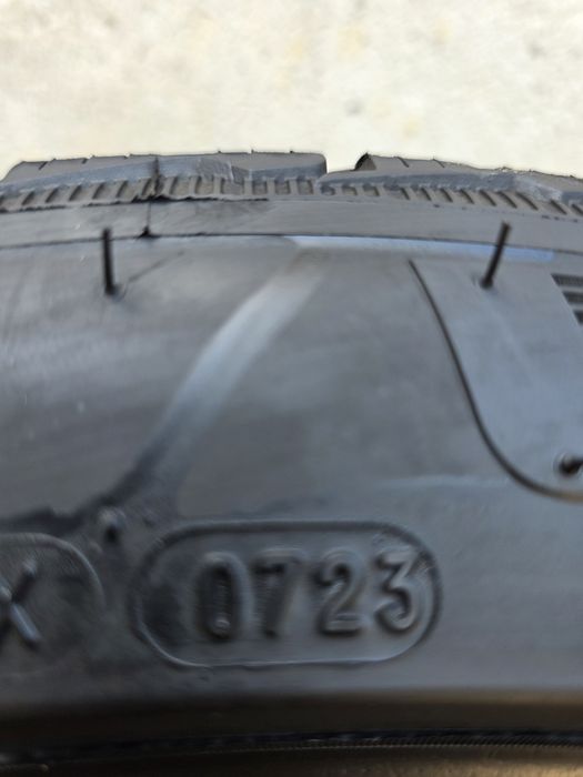 Vand două anvelope de iarna michelin 265 40 20 dot 0723