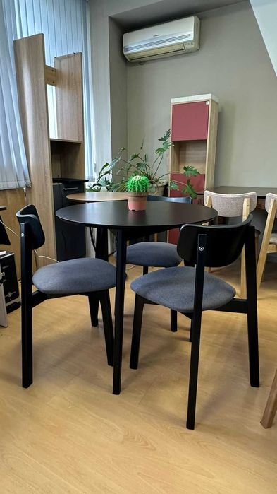 Деревянный стол с витрины