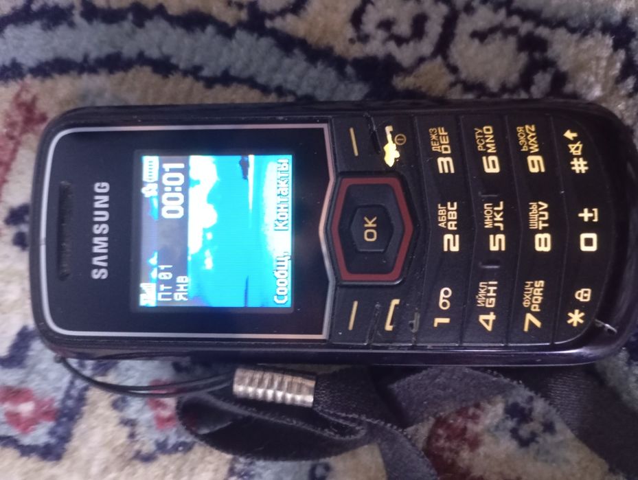Продам кнопочный сотовый телефон