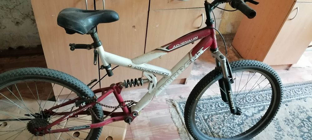 Продам велосипед горный бес педалей