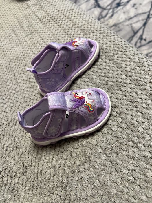 Продам сандалики