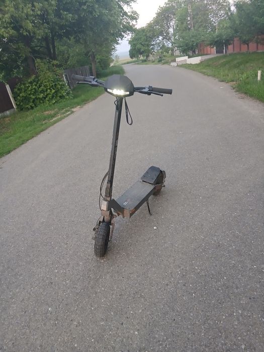 Vând trotineta electrica cu tot cu casca