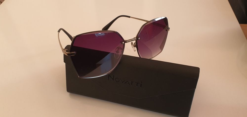 Продавам слънчеви очила