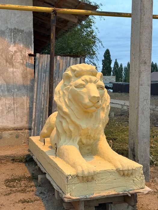 продам скульптуру льва 2шт.