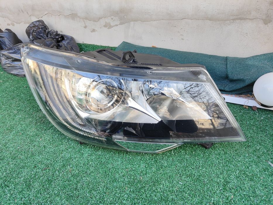 Far bi-xenon adaptiv Led Skoda Superb 2