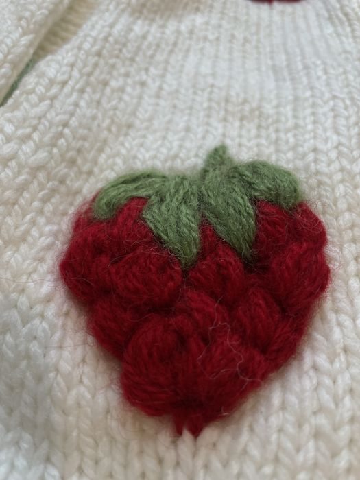 Ръчно плетена жилетка с 3 Д ягоди