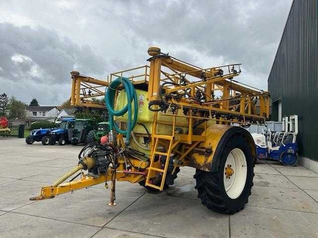 Masina de erbicidat Dubex - 2500 Litri , latime 27 m