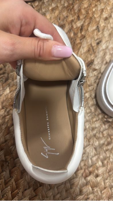 Adidasi superbi si comozi