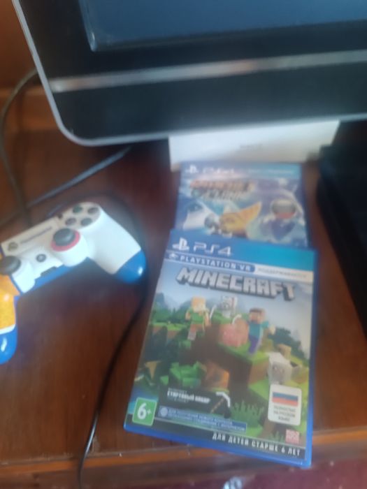 Продам PS 4 в отличном состоянии.