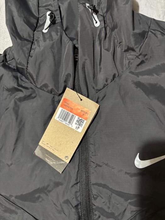 Geaca de alergare nike neagra