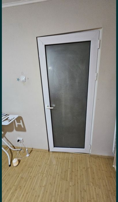 Vând mobila dormitor, canapea extensibilă, uși termopan, birou și scau