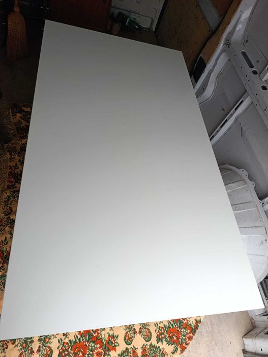 Masă modernă alb lucios – design elegant, ideală living / dining