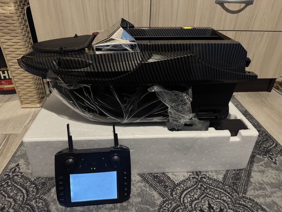 Лодка за захранка Flytec v080