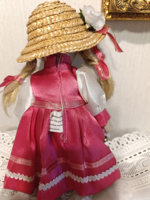 Кукла фарфоровая.