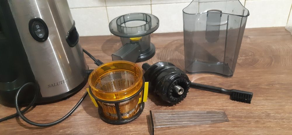 Бавнооборотна сокоизтисквачка  Salute