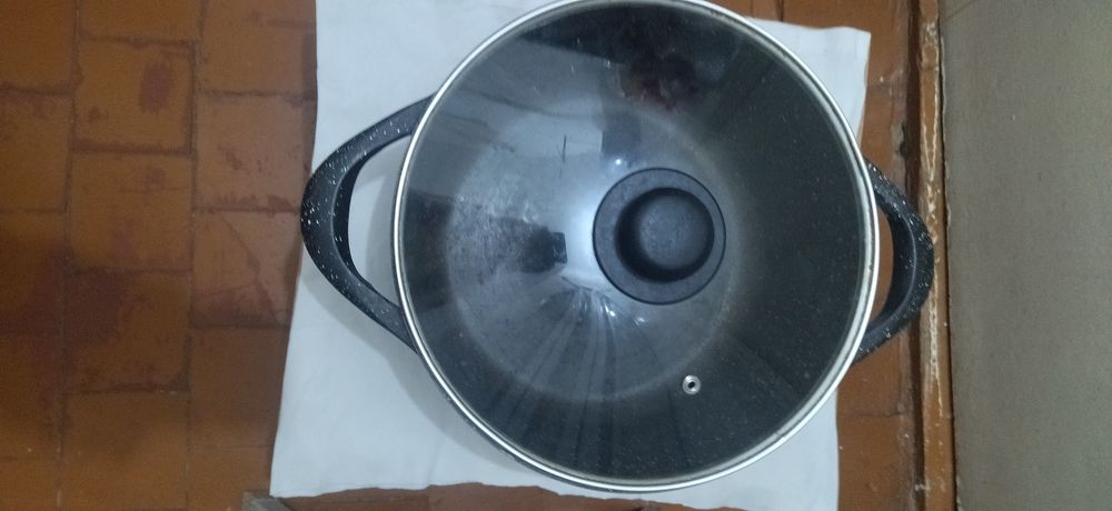 продам 5л кастрюлю с крышкой