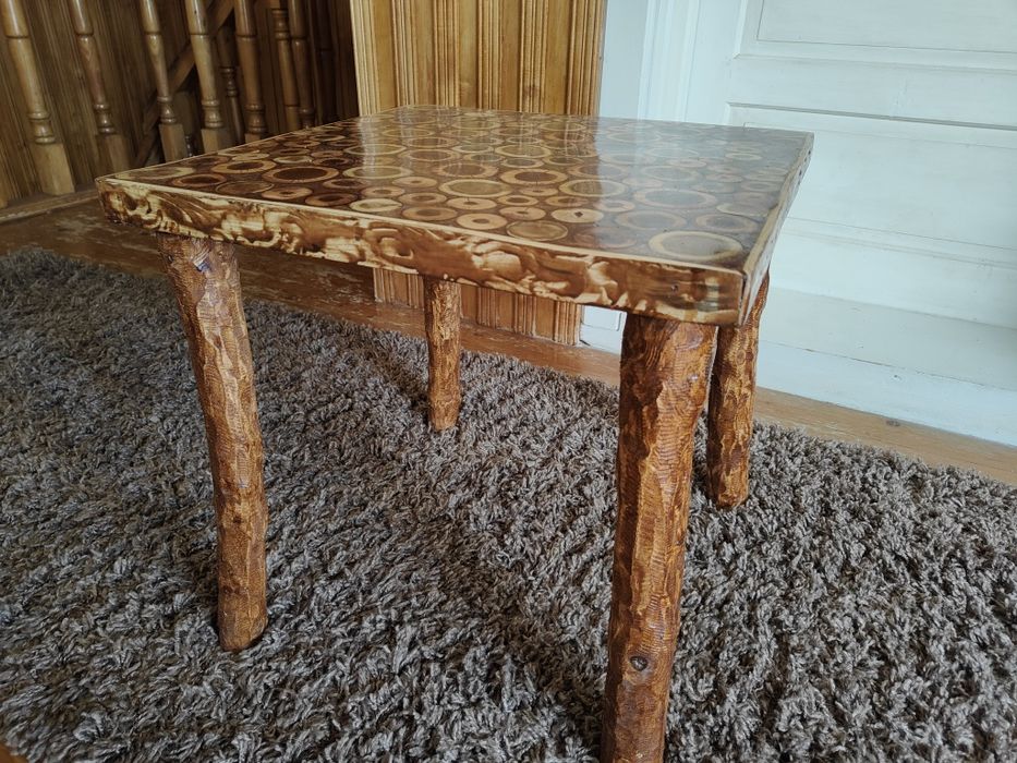 Măsuță de cafea unicat cu rășină epoxidică și lemn salvat – artizanat